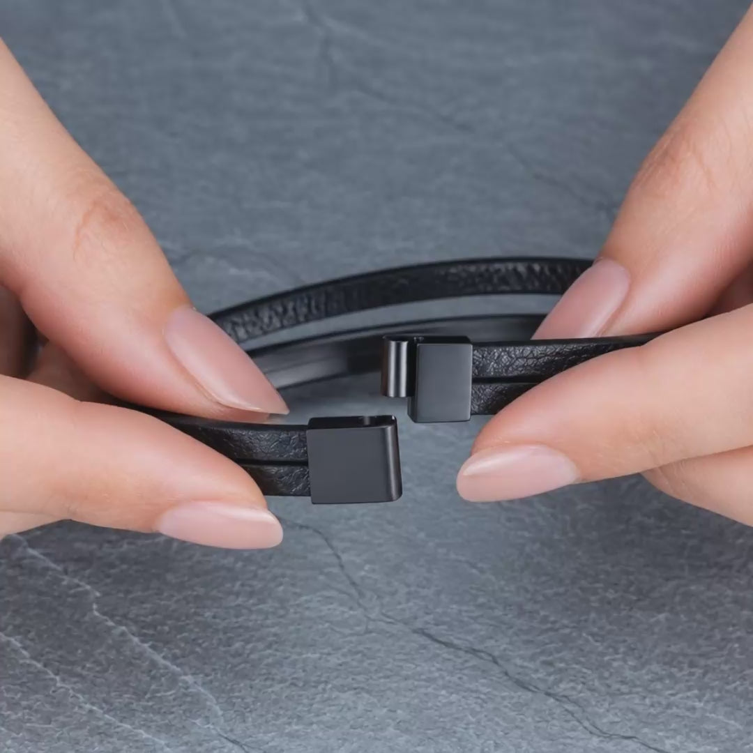 Magnetverschluss am Armband wird geschlossen von einer Frau