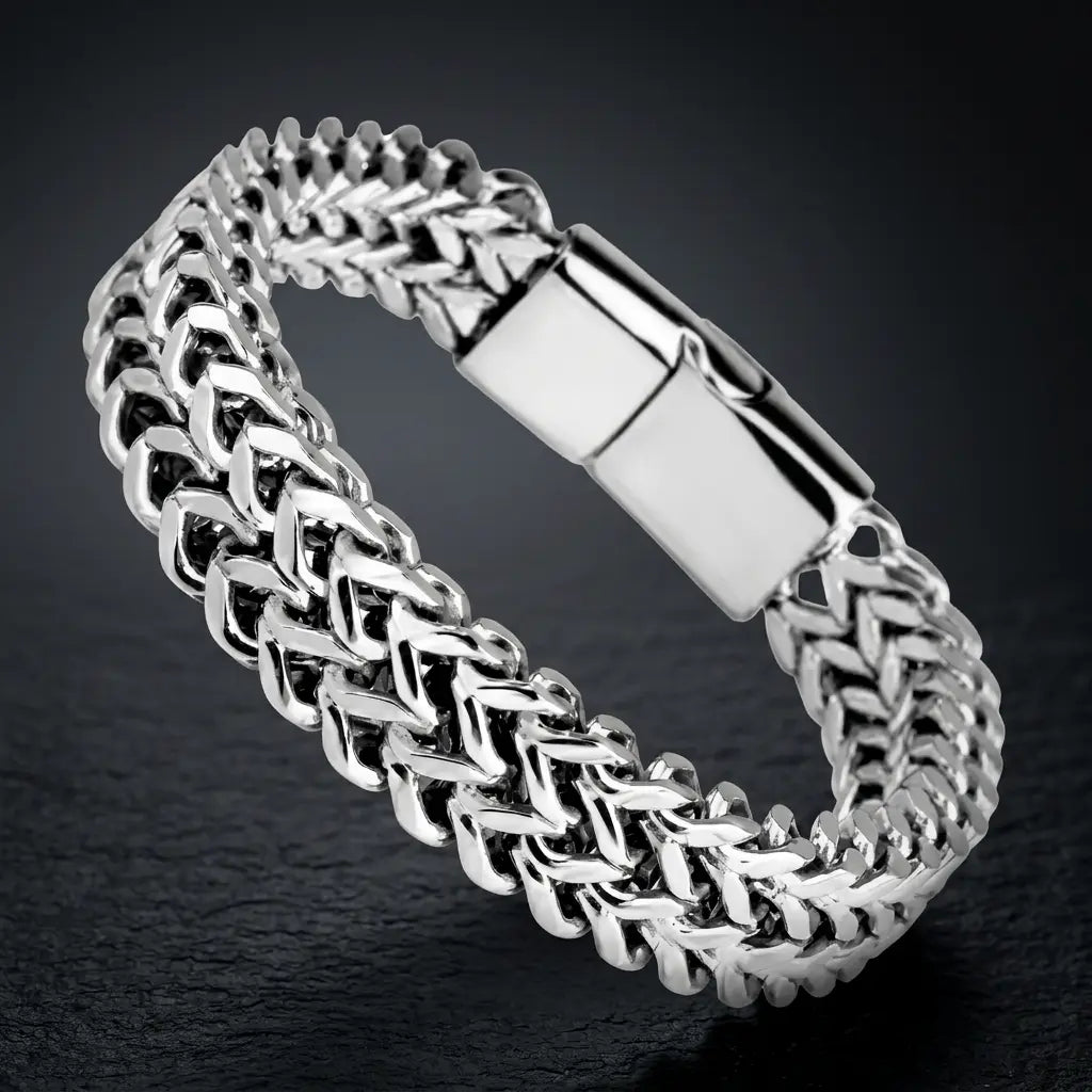 Armband aus Edelstahl mit Magnetverschluss auf dunklem Hintergrund