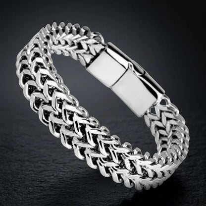 Armband aus Edelstahl mit Magnetverschluss auf dunklem Hintergrund