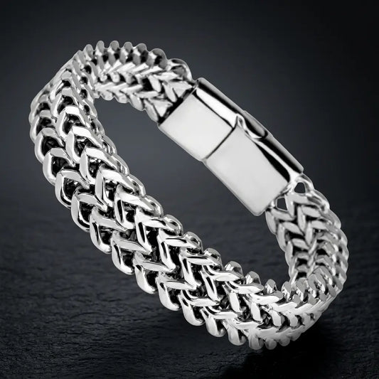 Armband aus Edelstahl mit Magnetverschluss auf dunklem Hintergrund