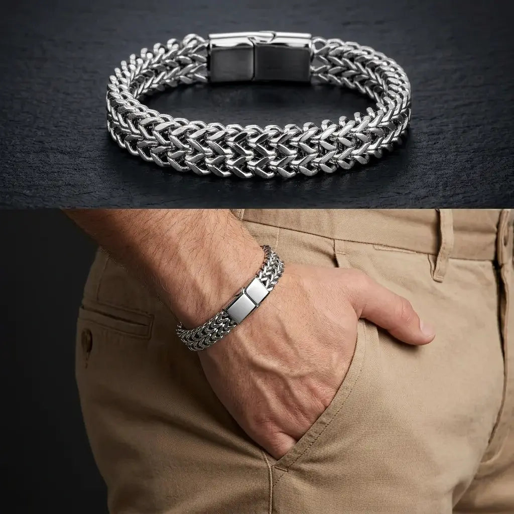 Armband aus Edelstahl mit Magnetverschluss von einem Mann getragen. Die Hand hat er lässig in der Chino Hose