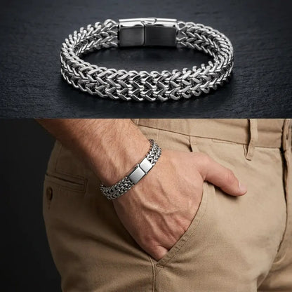 Armband aus Edelstahl mit Magnetverschluss von einem Mann getragen. Die Hand hat er lässig in der Chino Hose